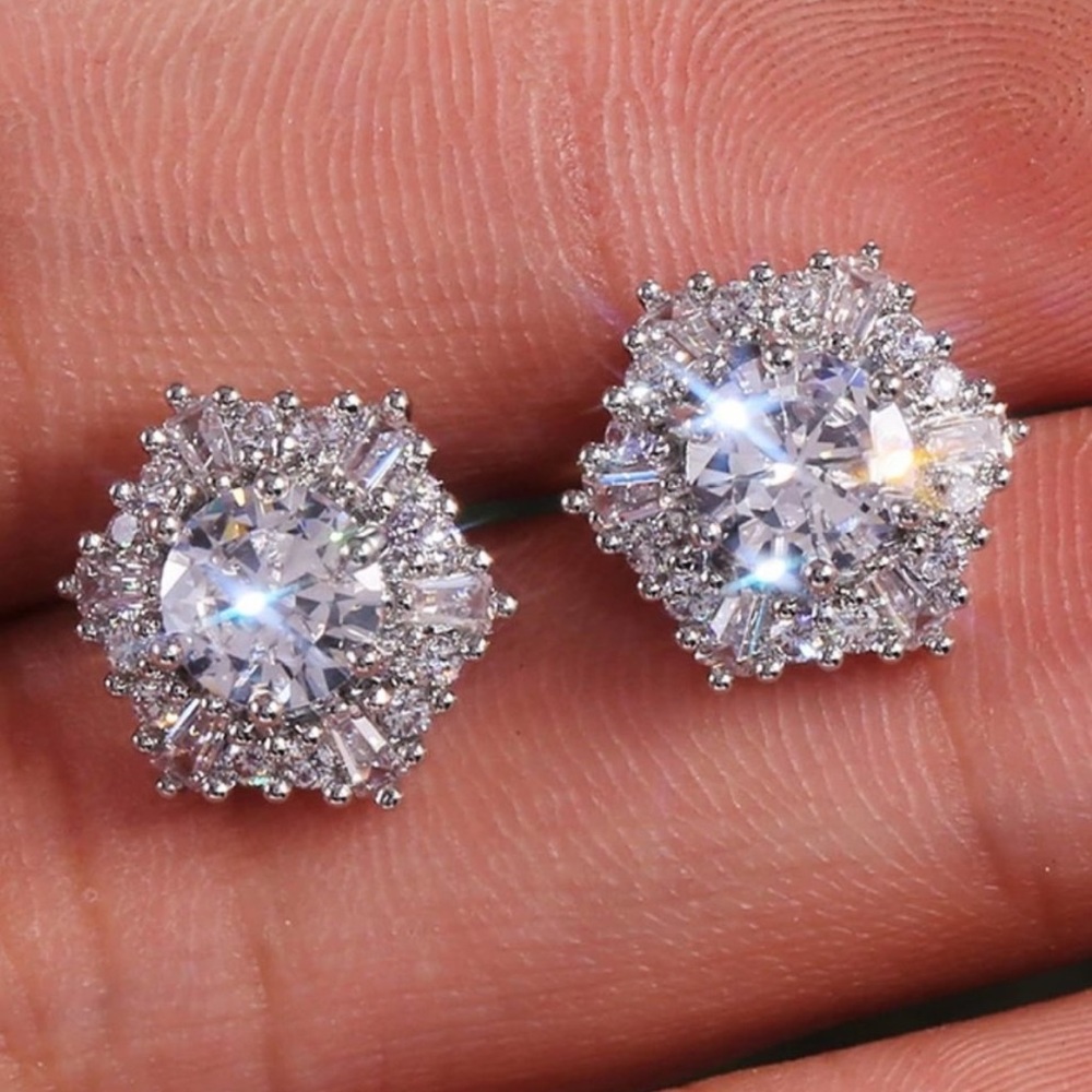NEW 18K White Gold Diamond Stud Earrings